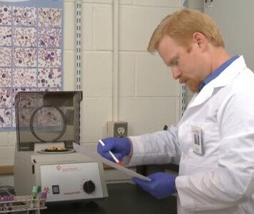 Клиника лечения наркозависимости в Константиновске Врач в кабинете клиники